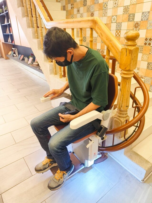 羅布森升降椅-MIT台灣製造ISO認證大廠，上下樓梯的好幫手，讓長輩上下樓梯不再成為負擔~