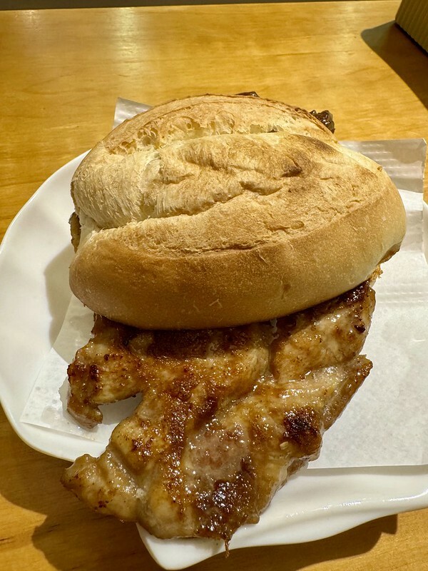 澳門澳門旅遊 ｜OU POU澳葡茶餐廳（東方斜巷店），生活區的小店，藏有在地美食，店老闆年輕又帥氣且樂於分享。