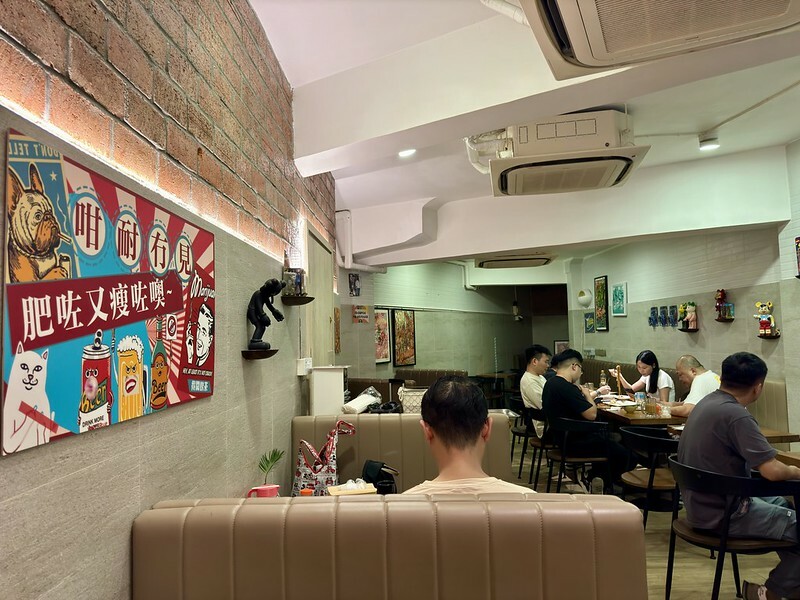 澳門澳門旅遊 ｜OU POU澳葡茶餐廳（東方斜巷店），生活區的小店，藏有在地美食，店老闆年輕又帥氣且樂於分享。