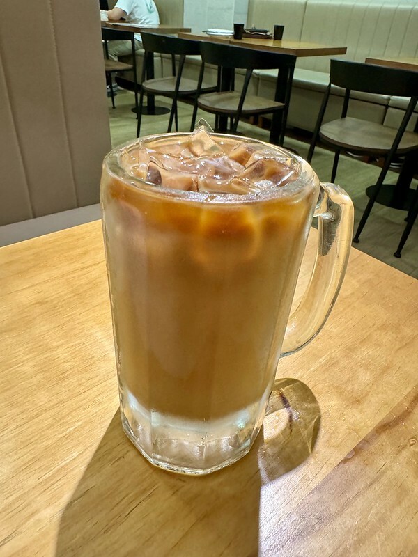 澳門澳門旅遊 ｜OU POU澳葡茶餐廳（東方斜巷店），生活區的小店，藏有在地美食，店老闆年輕又帥氣且樂於分享。