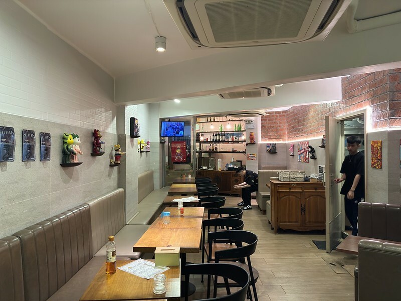 澳門澳門旅遊 ｜OU POU澳葡茶餐廳（東方斜巷店），生活區的小店，藏有在地美食，店老闆年輕又帥氣且樂於分享。