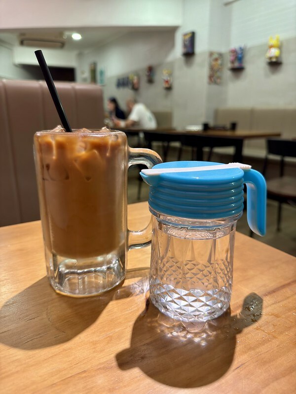 澳門澳門旅遊 ｜OU POU澳葡茶餐廳（東方斜巷店），生活區的小店，藏有在地美食，店老闆年輕又帥氣且樂於分享。