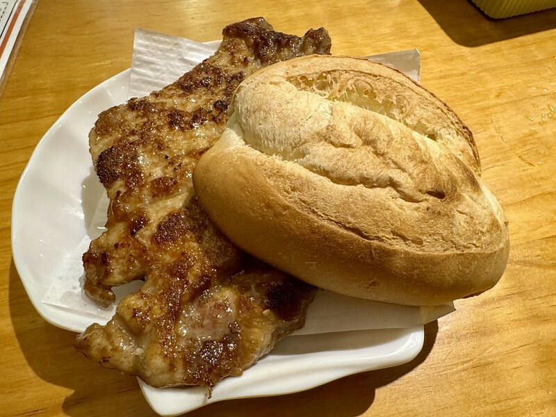 澳門澳門旅遊 ｜OU POU澳葡茶餐廳（東方斜巷店），生活區的小店，藏有在地美食，店老闆年輕又帥氣且樂於分享。