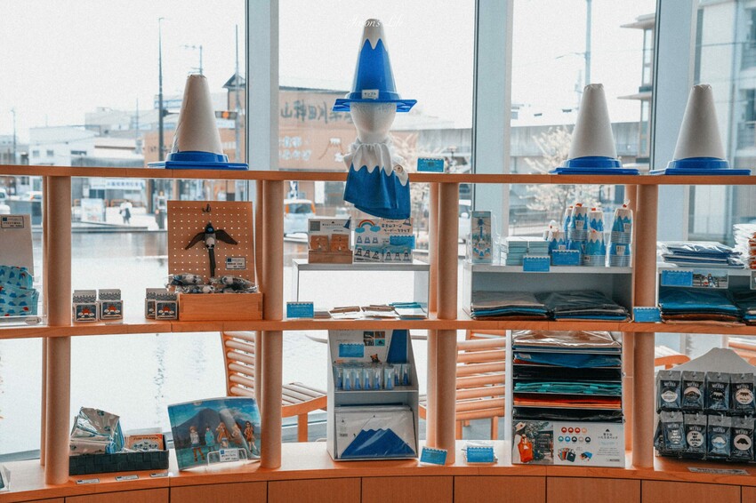 日本【日本靜岡│景點】靜岡縣富士山世界遺產中心。這買得到富士山交通錐，一窺富士山文化，體現爬富士山的景色