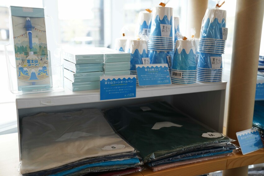 日本【日本靜岡│景點】靜岡縣富士山世界遺產中心。這買得到富士山交通錐，一窺富士山文化，體現爬富士山的景色