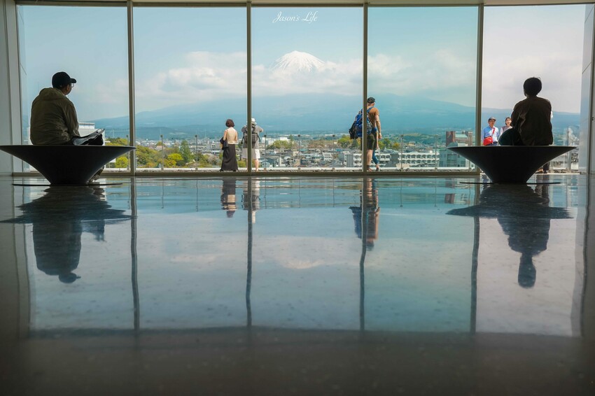 日本【日本靜岡│景點】靜岡縣富士山世界遺產中心。這買得到富士山交通錐，一窺富士山文化，體現爬富士山的景色