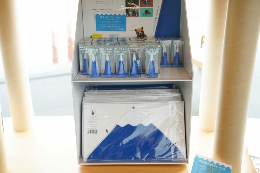 日本【日本靜岡│景點】靜岡縣富士山世界遺產中心。這買得到富士山交通錐，一窺富士山文化，體現爬富士山的景色