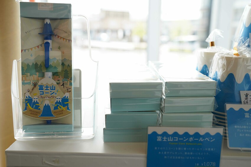 日本【日本靜岡│景點】靜岡縣富士山世界遺產中心。這買得到富士山交通錐，一窺富士山文化，體現爬富士山的景色