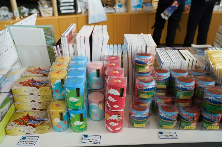 日本【日本靜岡│景點】靜岡縣富士山世界遺產中心。這買得到富士山交通錐，一窺富士山文化，體現爬富士山的景色