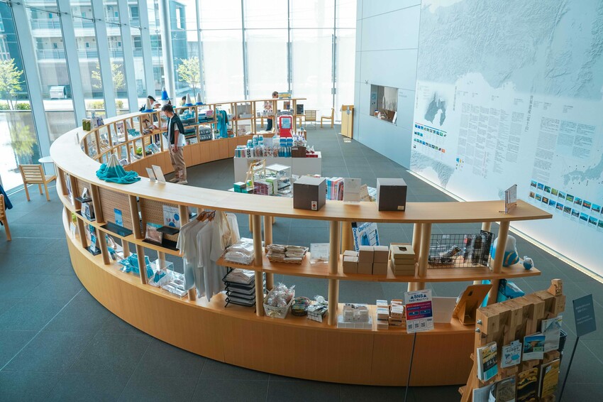 日本【日本靜岡│景點】靜岡縣富士山世界遺產中心。這買得到富士山交通錐，一窺富士山文化，體現爬富士山的景色