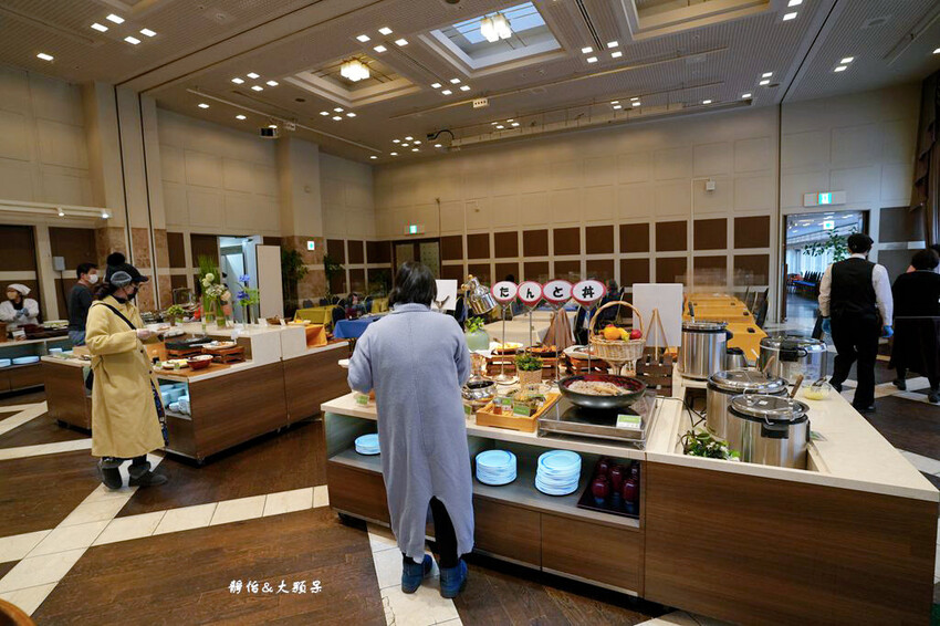 輕井澤1130飯店,溫馨四人房寬敞舒適、自助餐螃蟹吃到飽,輕