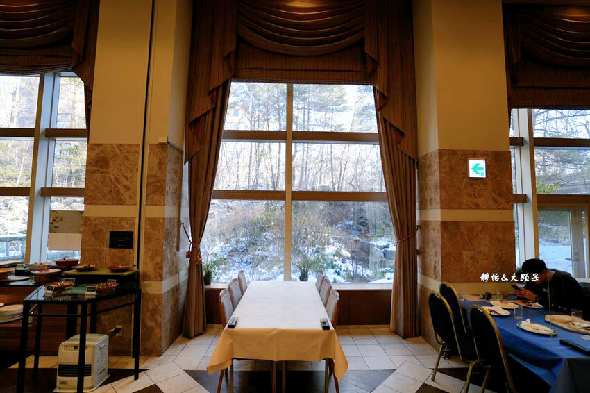 輕井澤1130飯店,溫馨四人房寬敞舒適、自助餐螃蟹吃到飽,輕