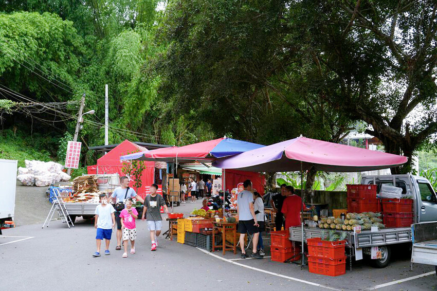 中寮石龍宮 ❙ 全台唯一拜土地公免費泡麵吃到飽，南投泡麵土地