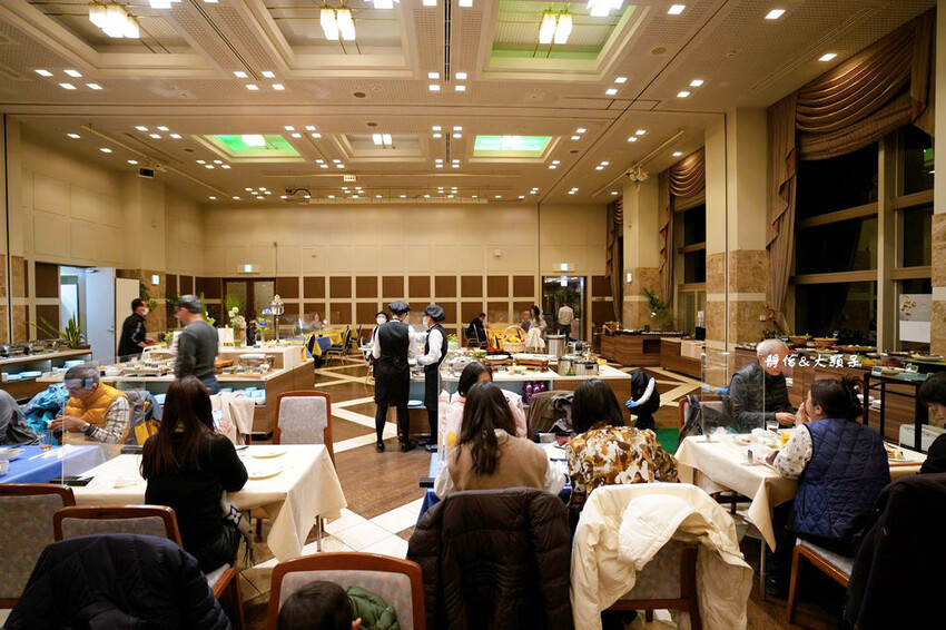 輕井澤1130飯店,溫馨四人房寬敞舒適、自助餐螃蟹吃到飽,輕