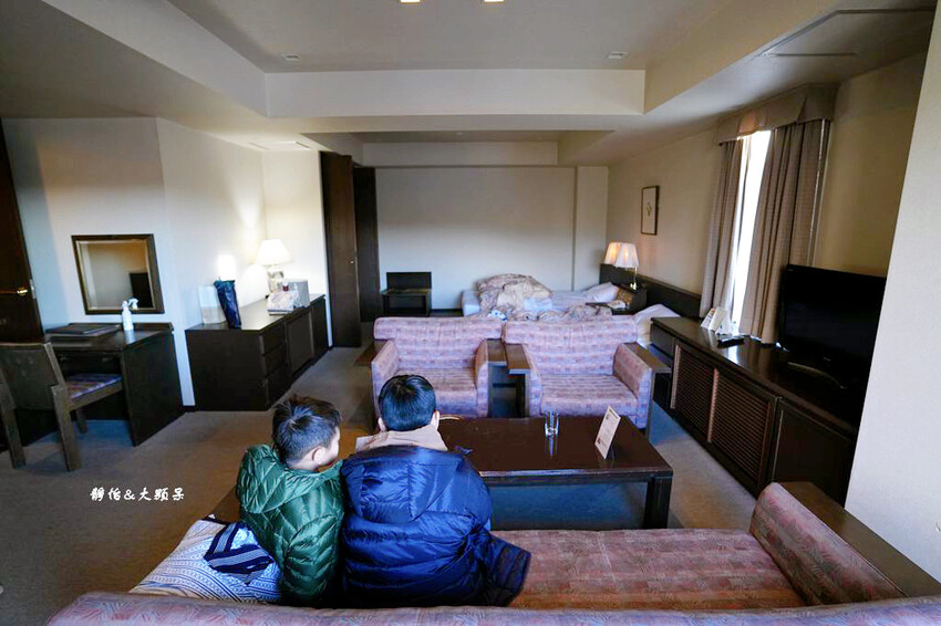 輕井澤1130飯店,溫馨四人房寬敞舒適、自助餐螃蟹吃到飽,輕