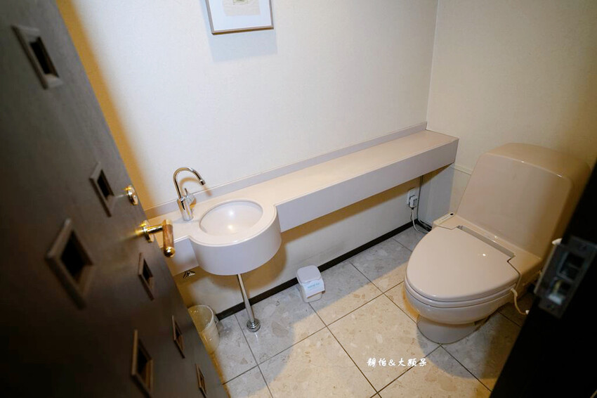 輕井澤1130飯店,溫馨四人房寬敞舒適、自助餐螃蟹吃到飽,輕