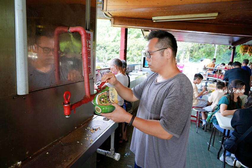 中寮石龍宮 ❙ 全台唯一拜土地公免費泡麵吃到飽，南投泡麵土地