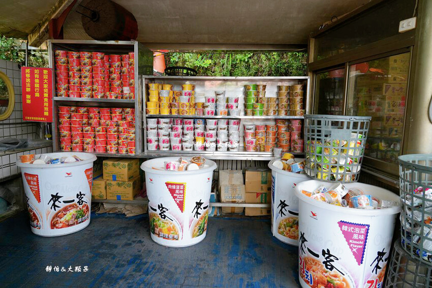 中寮石龍宮 ❙ 全台唯一拜土地公免費泡麵吃到飽，南投泡麵土地