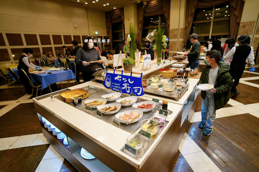 輕井澤1130飯店,溫馨四人房寬敞舒適、自助餐螃蟹吃到飽,輕