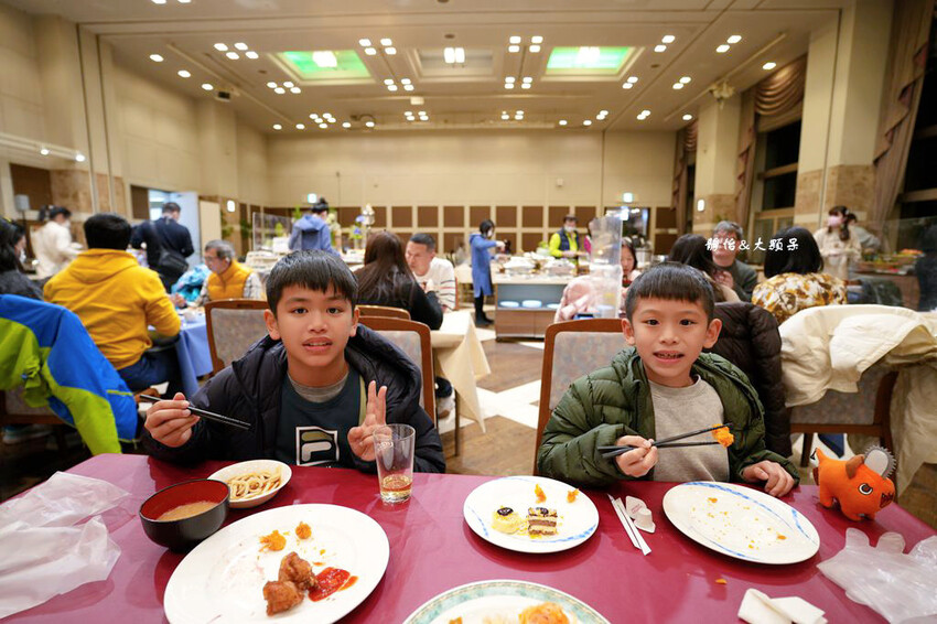 輕井澤1130飯店,溫馨四人房寬敞舒適、自助餐螃蟹吃到飽,輕