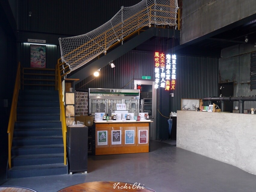 屏東縣恆春鎮恆春｜恆春3000啤酒博物館：巨大啤酒杯牆、蒙娜麗莎的微笑酒標牆及在地限定精釀啤酒。