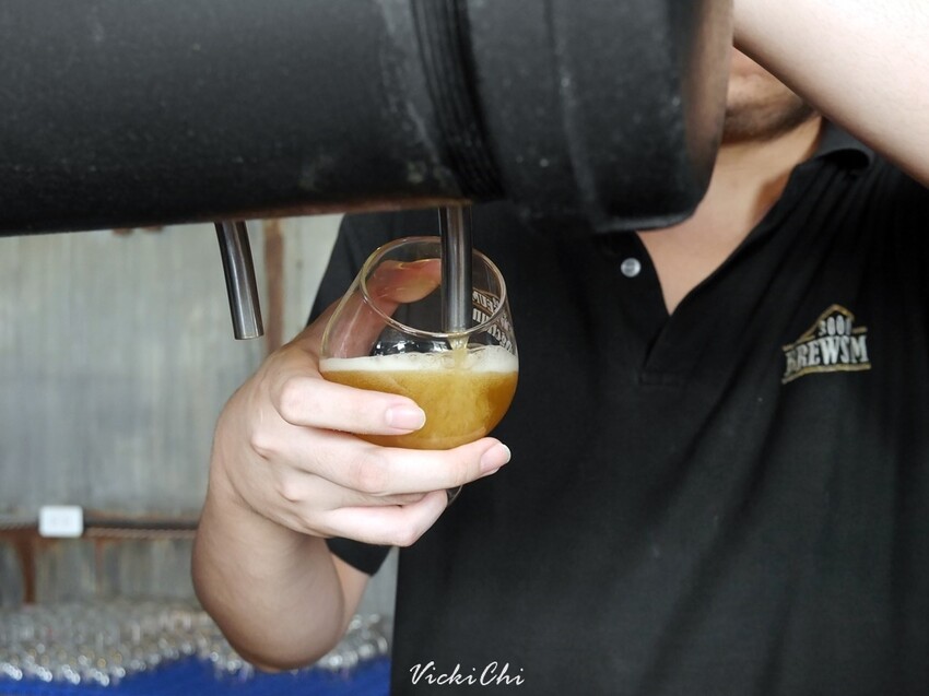 屏東縣恆春鎮恆春｜恆春3000啤酒博物館：巨大啤酒杯牆、蒙娜麗莎的微笑酒標牆及在地限定精釀啤酒。