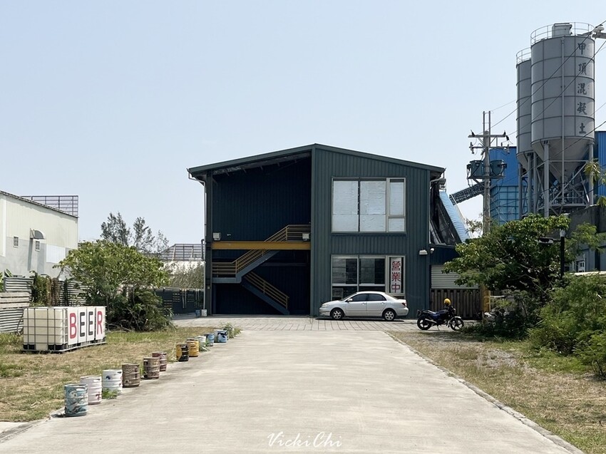 屏東縣恆春鎮恆春｜恆春3000啤酒博物館：巨大啤酒杯牆、蒙娜麗莎的微笑酒標牆及在地限定精釀啤酒。