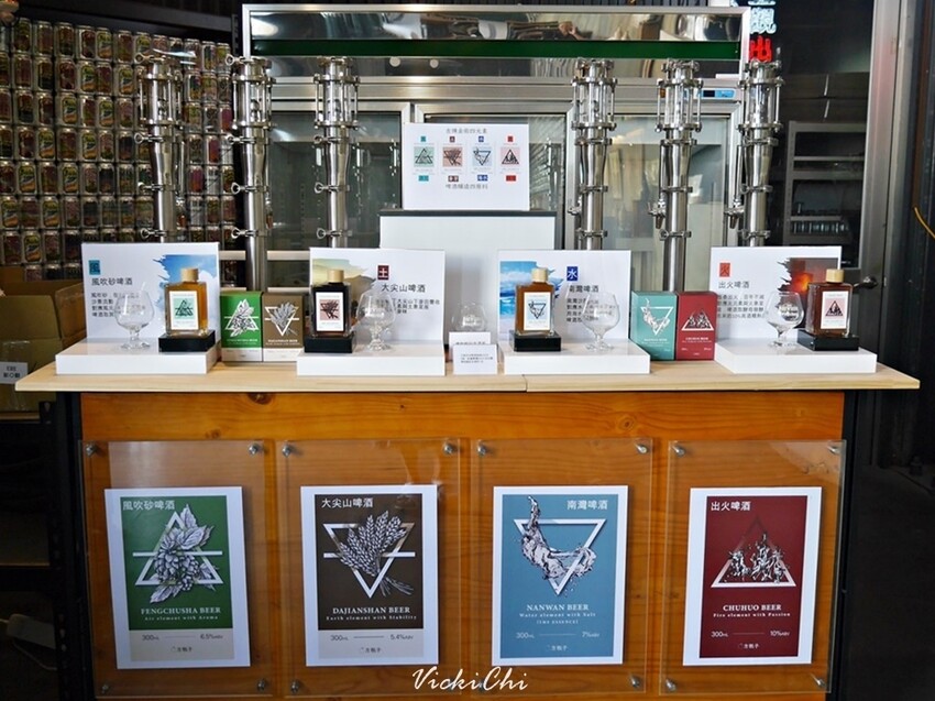 屏東縣恆春鎮恆春｜恆春3000啤酒博物館：巨大啤酒杯牆、蒙娜麗莎的微笑酒標牆及在地限定精釀啤酒。