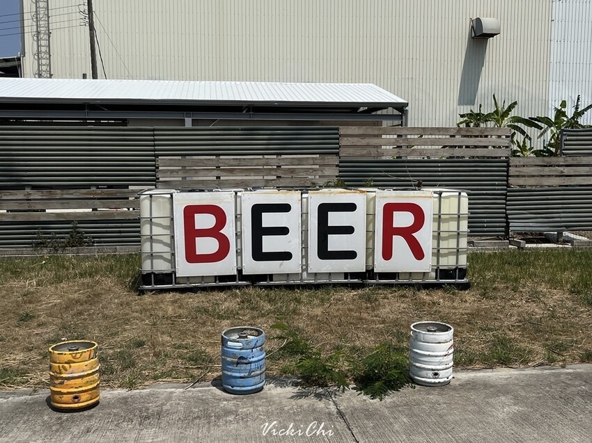 屏東縣恆春鎮恆春｜恆春3000啤酒博物館：巨大啤酒杯牆、蒙娜麗莎的微笑酒標牆及在地限定精釀啤酒。