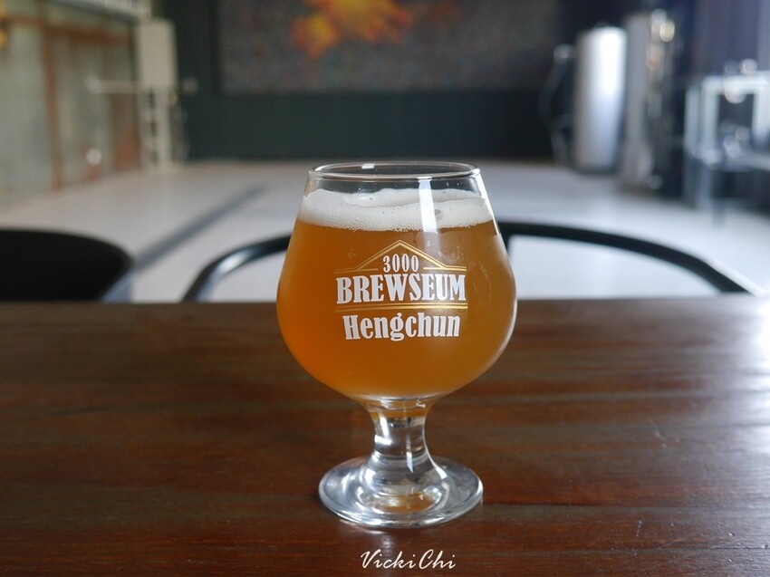 屏東縣恆春鎮恆春｜恆春3000啤酒博物館：巨大啤酒杯牆、蒙娜麗莎的微笑酒標牆及在地限定精釀啤酒。