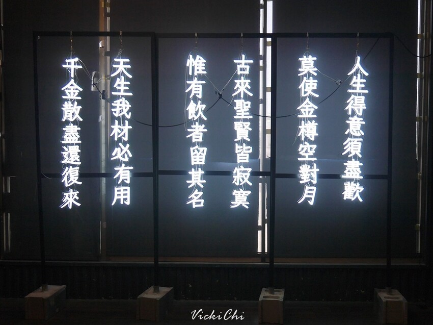 屏東縣恆春鎮恆春｜恆春3000啤酒博物館：巨大啤酒杯牆、蒙娜麗莎的微笑酒標牆及在地限定精釀啤酒。