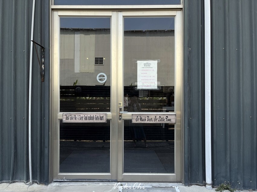 屏東縣恆春鎮恆春｜恆春3000啤酒博物館：巨大啤酒杯牆、蒙娜麗莎的微笑酒標牆及在地限定精釀啤酒。