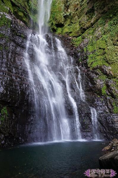 宜蘭縣礁溪鄉五峰旗瀑布＋抺茶山》爬山戲水烤肉好去處，瀑布步道輕鬆好走適合親子踏青！攻頂有著抺茶景色的一日郊山！