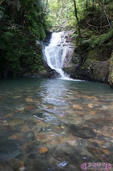 宜蘭縣礁溪鄉五峰旗瀑布＋抺茶山》爬山戲水烤肉好去處，瀑布步道輕鬆好走適合親子踏青！攻頂有著抺茶景色的一日郊山！