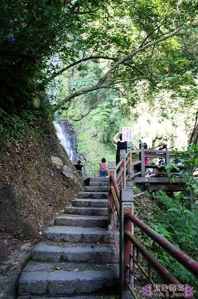 宜蘭縣礁溪鄉五峰旗瀑布＋抺茶山》爬山戲水烤肉好去處，瀑布步道輕鬆好走適合親子踏青！攻頂有著抺茶景色的一日郊山！