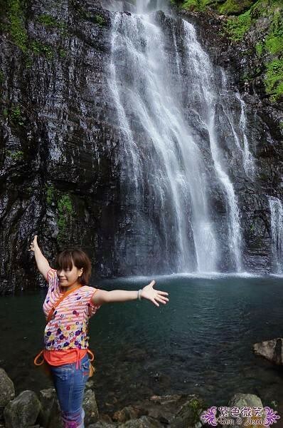 宜蘭縣礁溪鄉五峰旗瀑布＋抺茶山》爬山戲水烤肉好去處，瀑布步道輕鬆好走適合親子踏青！攻頂有著抺茶景色的一日郊山！
