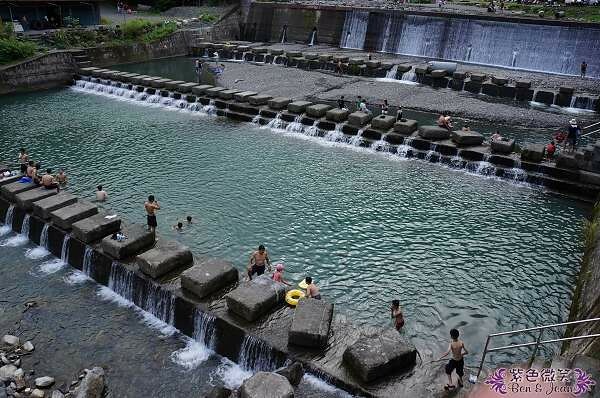 宜蘭縣礁溪鄉五峰旗瀑布＋抺茶山》爬山戲水烤肉好去處，瀑布步道輕鬆好走適合親子踏青！攻頂有著抺茶景色的一日郊山！