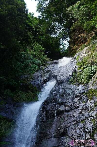 宜蘭縣礁溪鄉五峰旗瀑布＋抺茶山》爬山戲水烤肉好去處，瀑布步道輕鬆好走適合親子踏青！攻頂有著抺茶景色的一日郊山！