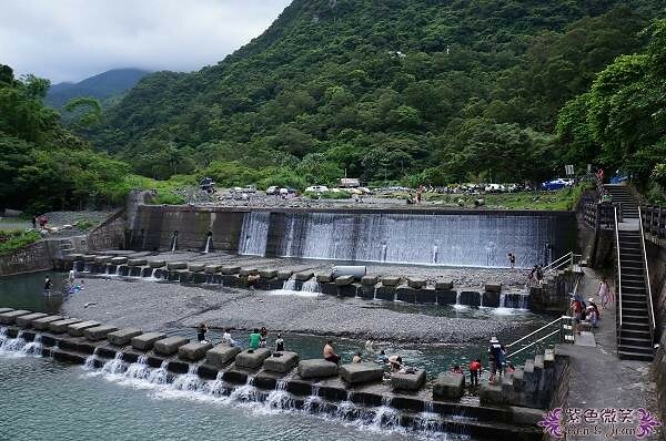 宜蘭縣礁溪鄉五峰旗瀑布＋抺茶山》爬山戲水烤肉好去處，瀑布步道輕鬆好走適合親子踏青！攻頂有著抺茶景色的一日郊山！
