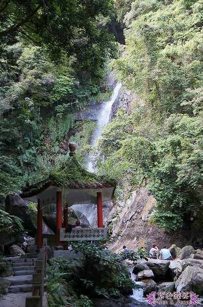 宜蘭縣礁溪鄉五峰旗瀑布＋抺茶山》爬山戲水烤肉好去處，瀑布步道輕鬆好走適合親子踏青！攻頂有著抺茶景色的一日郊山！