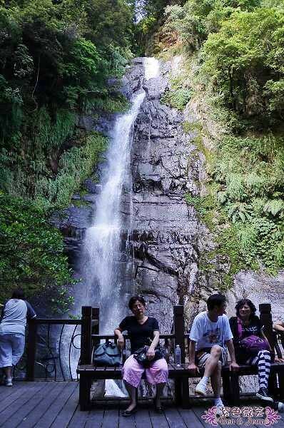 宜蘭縣礁溪鄉五峰旗瀑布＋抺茶山》爬山戲水烤肉好去處，瀑布步道輕鬆好走適合親子踏青！攻頂有著抺茶景色的一日郊山！