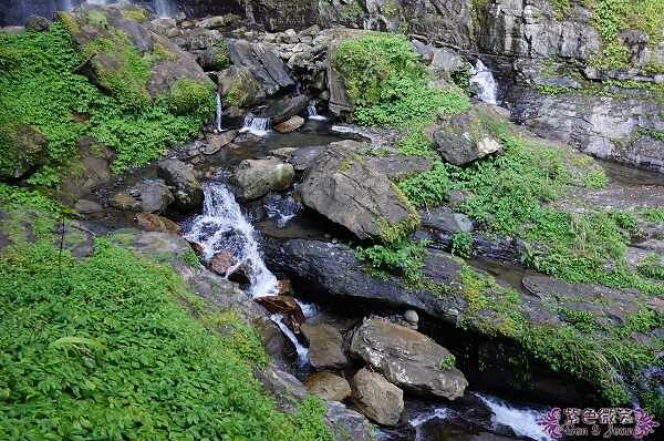 宜蘭縣礁溪鄉五峰旗瀑布＋抺茶山》爬山戲水烤肉好去處，瀑布步道輕鬆好走適合親子踏青！攻頂有著抺茶景色的一日郊山！