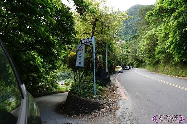 宜蘭縣礁溪鄉五峰旗瀑布＋抺茶山》爬山戲水烤肉好去處，瀑布步道輕鬆好走適合親子踏青！攻頂有著抺茶景色的一日郊山！