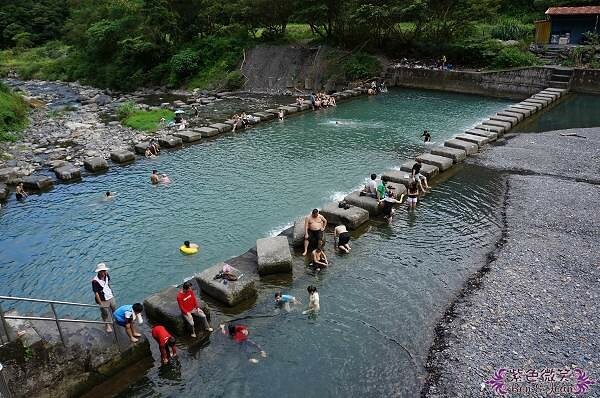 宜蘭縣礁溪鄉五峰旗瀑布＋抺茶山》爬山戲水烤肉好去處，瀑布步道輕鬆好走適合親子踏青！攻頂有著抺茶景色的一日郊山！
