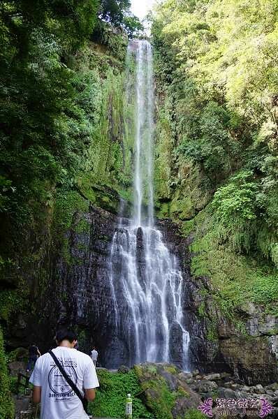宜蘭縣礁溪鄉五峰旗瀑布＋抺茶山》爬山戲水烤肉好去處，瀑布步道輕鬆好走適合親子踏青！攻頂有著抺茶景色的一日郊山！