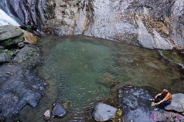 宜蘭縣礁溪鄉五峰旗瀑布＋抺茶山》爬山戲水烤肉好去處，瀑布步道輕鬆好走適合親子踏青！攻頂有著抺茶景色的一日郊山！
