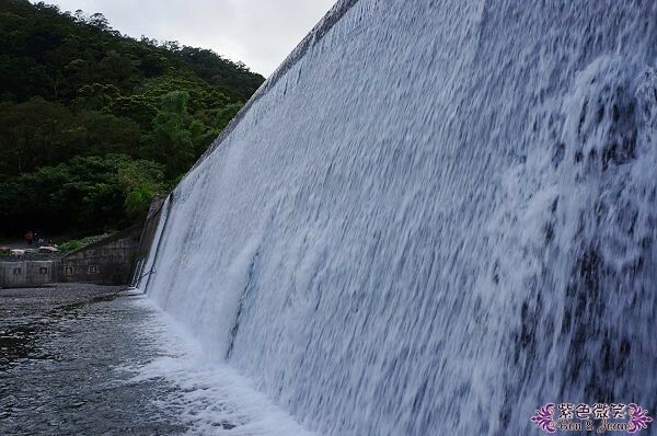 宜蘭縣礁溪鄉五峰旗瀑布＋抺茶山》爬山戲水烤肉好去處，瀑布步道輕鬆好走適合親子踏青！攻頂有著抺茶景色的一日郊山！