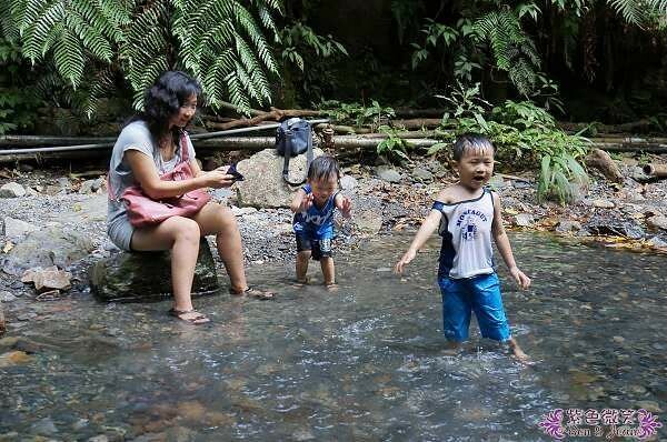 宜蘭縣礁溪鄉五峰旗瀑布＋抺茶山》爬山戲水烤肉好去處，瀑布步道輕鬆好走適合親子踏青！攻頂有著抺茶景色的一日郊山！