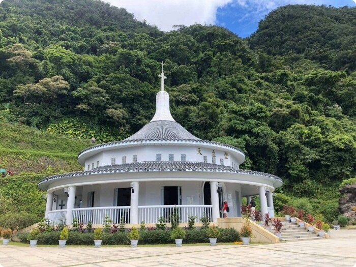 宜蘭縣礁溪鄉五峰旗瀑布＋抺茶山》爬山戲水烤肉好去處，瀑布步道輕鬆好走適合親子踏青！攻頂有著抺茶景色的一日郊山！