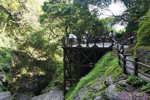 宜蘭縣礁溪鄉五峰旗瀑布＋抺茶山》爬山戲水烤肉好去處，瀑布步道輕鬆好走適合親子踏青！攻頂有著抺茶景色的一日郊山！
